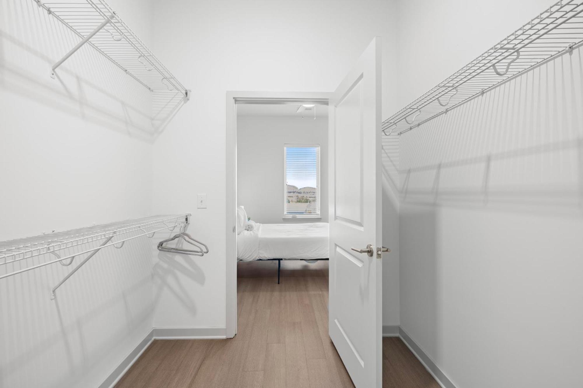 Apartment Modern Nulu 2br Cozysuites 02 Louisville